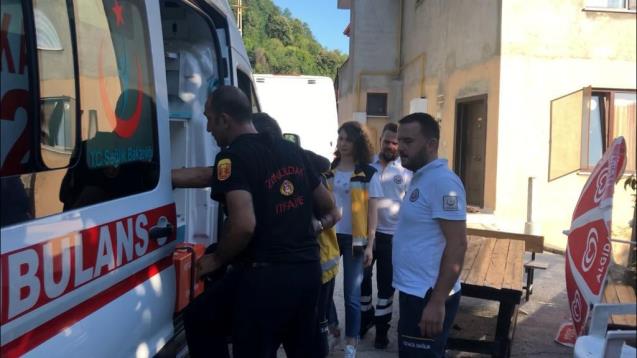 Yangında mahsur kalan yaşlı adamı ablası kurtardı