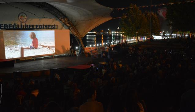 AÇIK HAVADA SİNEMA KEYFİ SÜRÜYOR