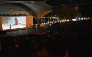 AÇIK HAVADA SİNEMA KEYFİ SÜRÜYOR